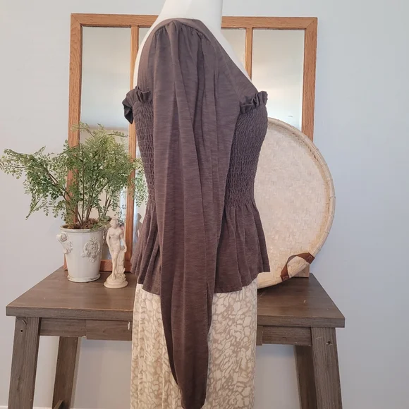 New Final Touch Taupe Peasant Top with ruched bodice - Picture 3 of 4